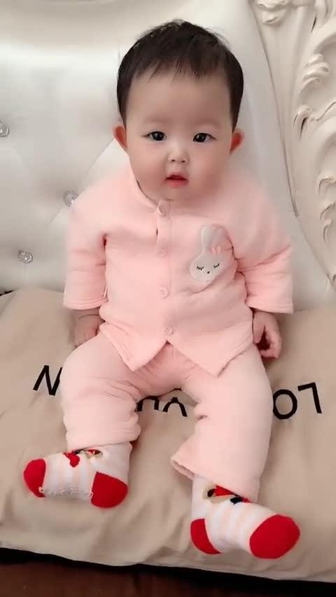 這個小寶貝火了,穿著粉嫩,很可愛