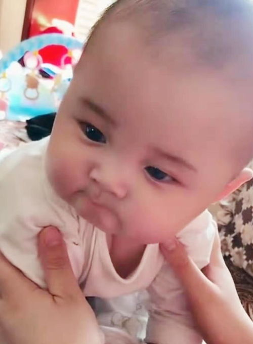 這個萌寶多可愛,臉上胖嘟嘟的,網友 眼睛好大啊