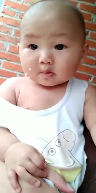 好可愛的小寶貝,笑起來真好玩,這是長了幾顆牙呀