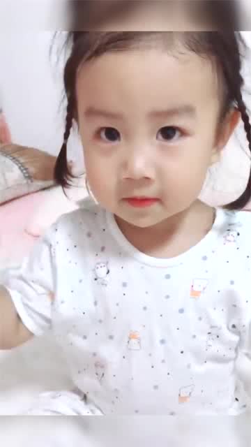 萌寶穿著自己喜歡的衣服,這樣對姥姥說,實在是太可愛了