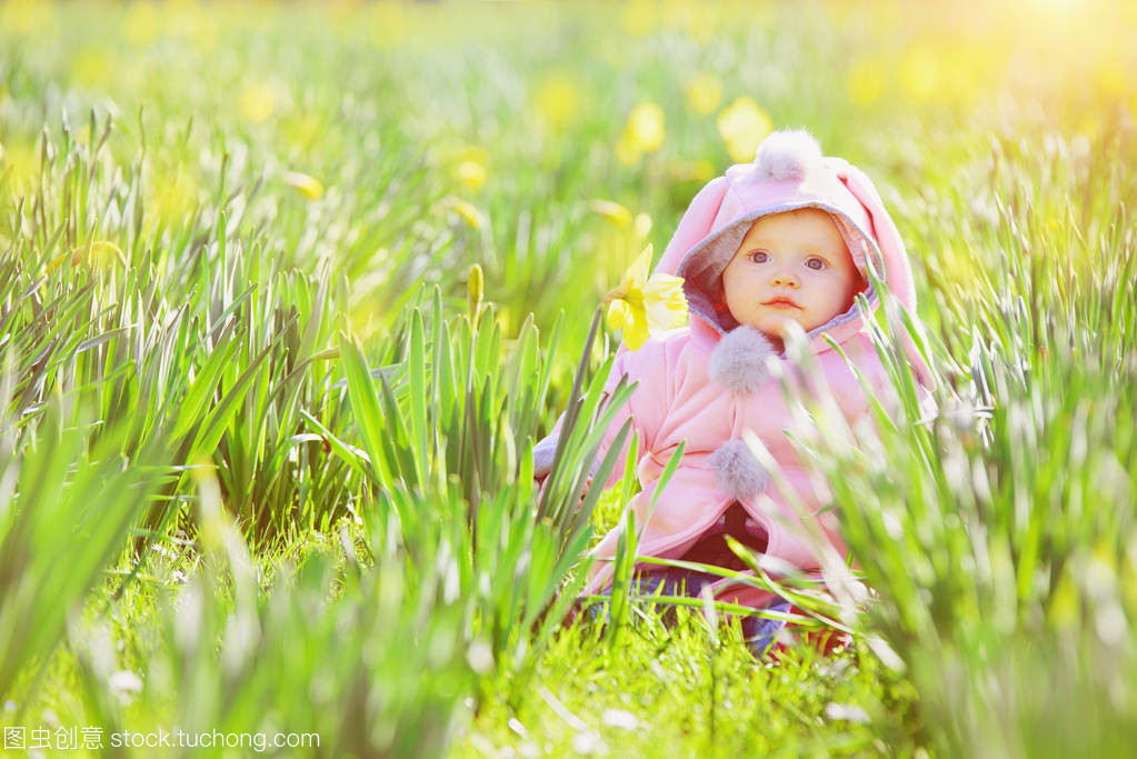 可愛(ài)的小寶貝女孩在公園里