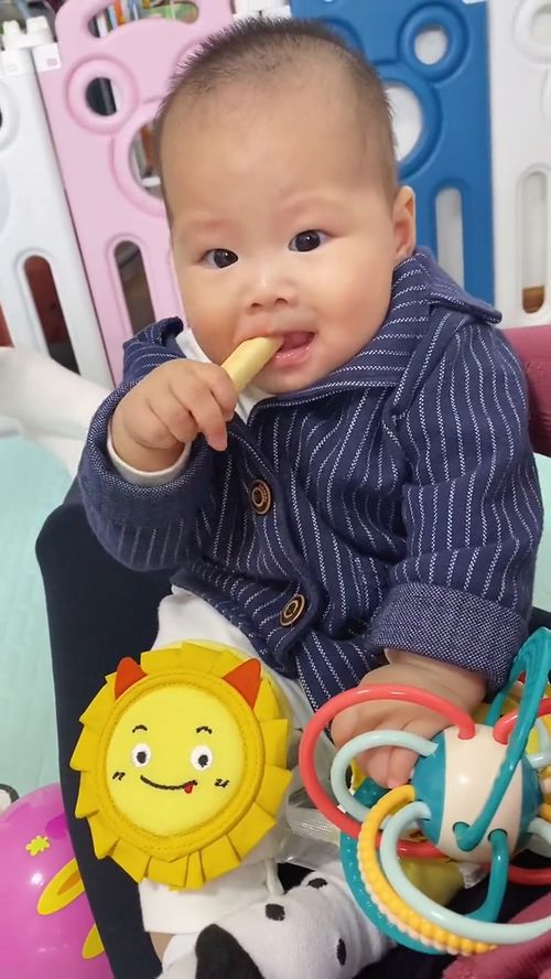 有一種可愛(ài)叫別人家的女兒 吃起來(lái)都那么可愛(ài),干啥啥可愛(ài) 萌寶小吃貨