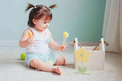 可愛(ài)開(kāi)心寶貝女孩與復(fù)活節(jié)裝飾的歡樂(lè)時(shí)光