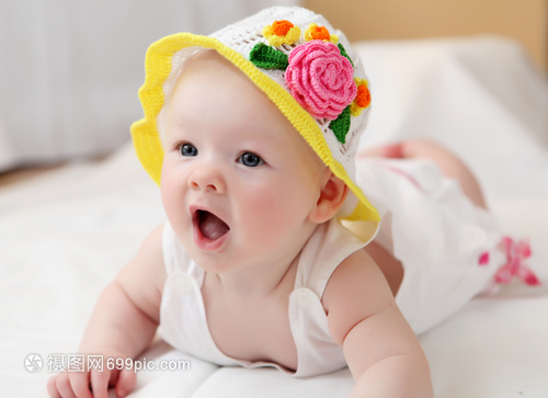 戴著趣帽子的可愛小嬰兒的肖像